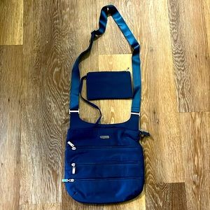 NEW Baggallini Big Zipper Bag